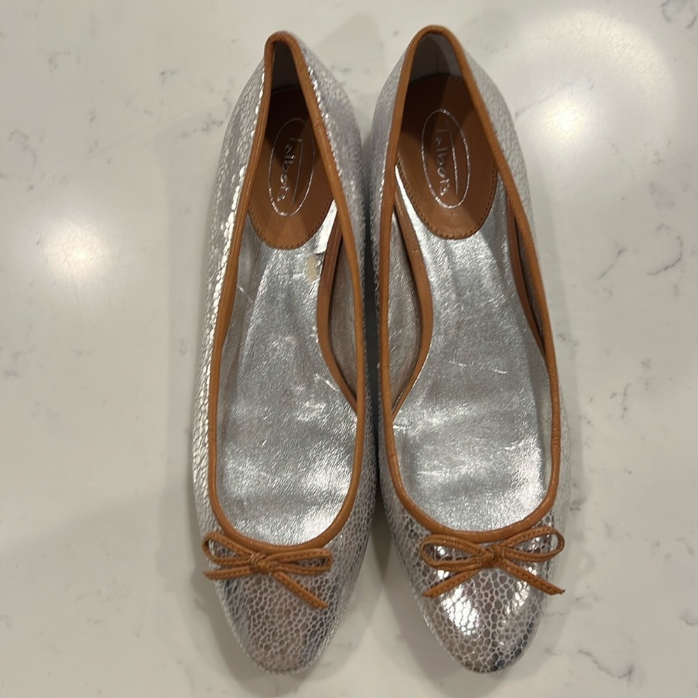 Beautiful Talbots silver flat with tan bow